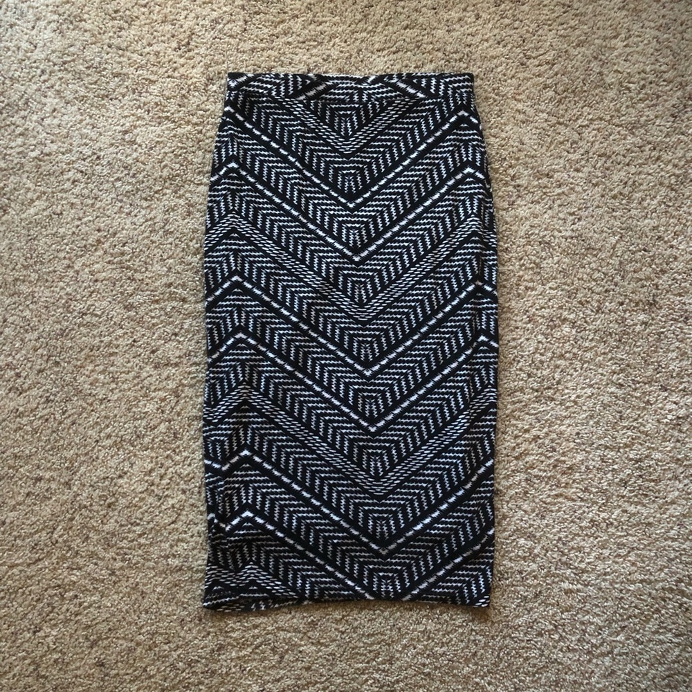 Women's Level Eight Black/White Pencil Bodycon Midi Skirt; Size Medium